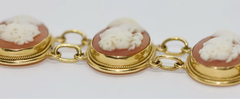 Armband aus 18 Karat Gelbgold mit handgeschnitzten Kameen