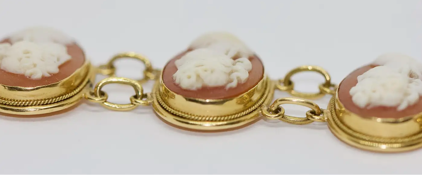 Armband aus 18 Karat Gelbgold mit handgeschnitzten Kameen