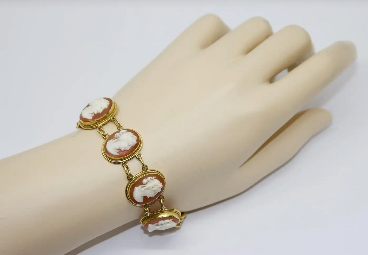 Armband aus 18 Karat Gelbgold mit handgeschnitzten Kameen