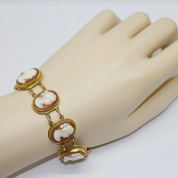 Armband aus 18 Karat Gelbgold mit handgeschnitzten Kameen