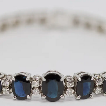 Tennisarmband aus 18 Karat Weißgold mit Saphiren und Diamanten