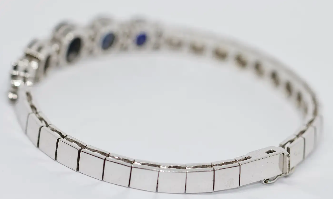 Tennisarmband aus 18 Karat Weißgold mit Saphiren und Diamanten