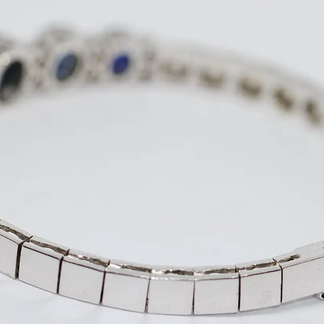 Tennisarmband aus 18 Karat Weißgold mit Saphiren und Diamanten