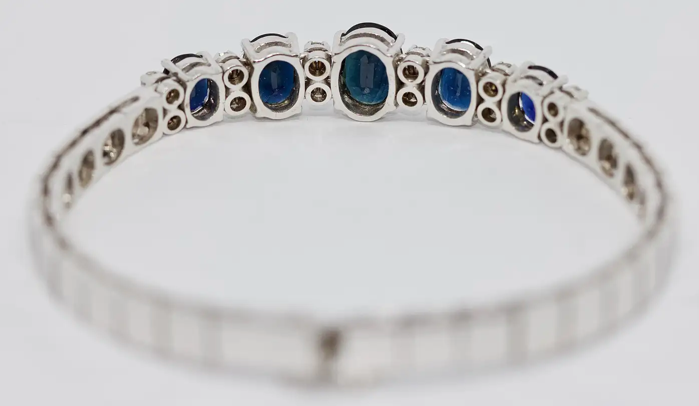 Tennisarmband aus 18 Karat Weißgold mit Saphiren und Diamanten