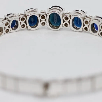 Tennisarmband aus 18 Karat Weißgold mit Saphiren und Diamanten