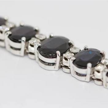 Tennisarmband aus 18 Karat Weißgold mit Saphiren und Diamanten