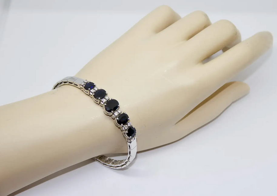 Tennisarmband aus 18 Karat Weißgold mit Saphiren und Diamanten