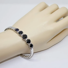 Tennisarmband aus 18 Karat Weißgold mit Saphiren und Diamanten