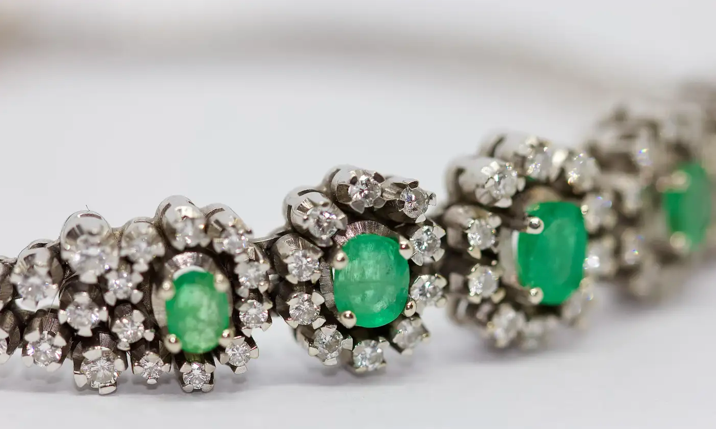 Weißgold-Armband mit Smaragden und Diamanten