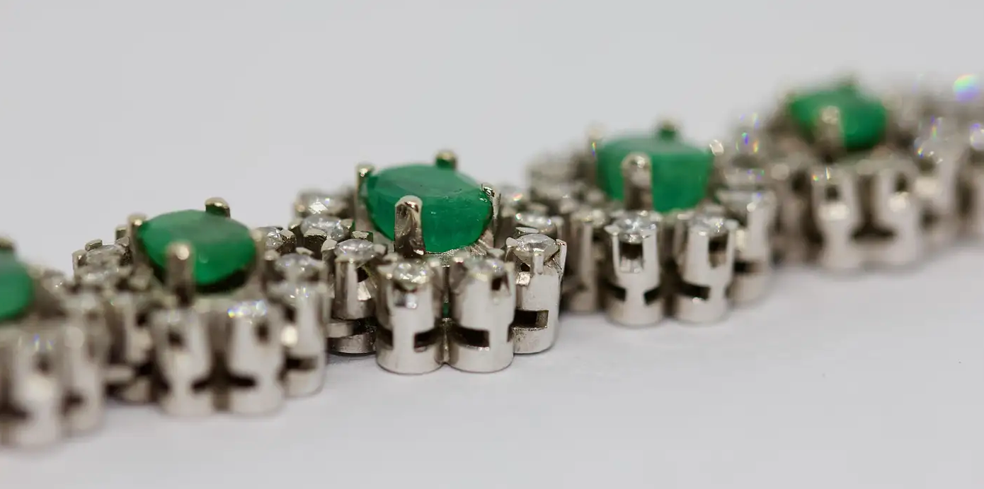 Weißgold-Armband mit Smaragden und Diamanten