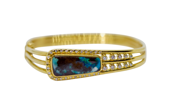 Armreif aus 18 Karat Gelbgold mit großem Boulder Opal und Diamanten