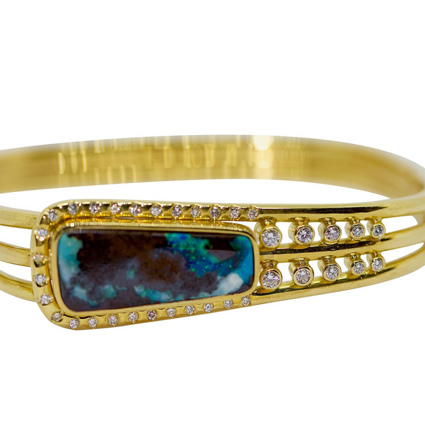 Armreif aus 18 Karat Gelbgold mit großem Boulder Opal und Diamanten