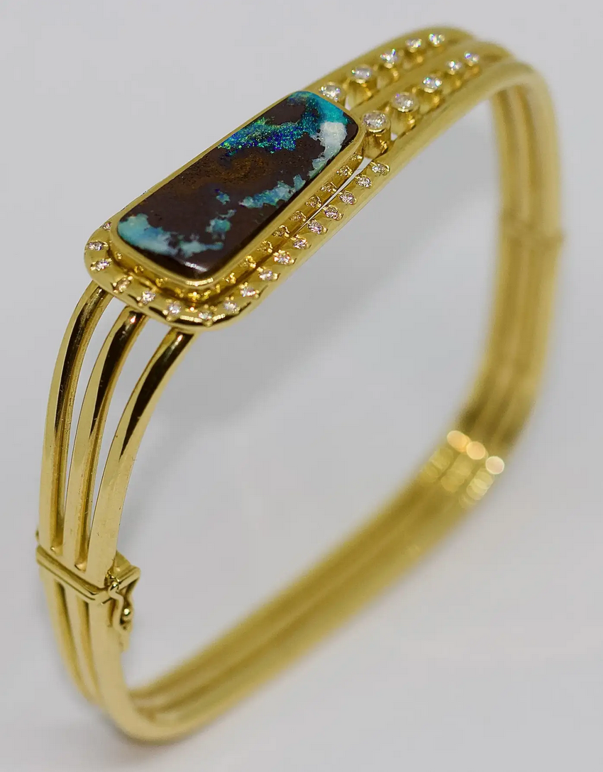 Armreif aus 18 Karat Gelbgold mit großem Boulder Opal und Diamanten
