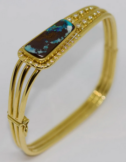 Armreif aus 18 Karat Gelbgold mit großem Boulder Opal und Diamanten