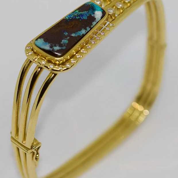 Armreif aus 18 Karat Gelbgold mit großem Boulder Opal und Diamanten