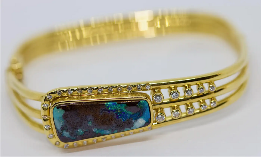 Armreif aus 18 Karat Gelbgold mit großem Boulder Opal und Diamanten