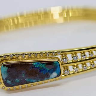 Armreif aus 18 Karat Gelbgold mit großem Boulder Opal und Diamanten