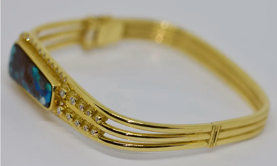 Armreif aus 18 Karat Gelbgold mit großem Boulder Opal und Diamanten