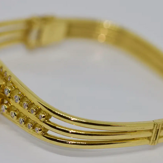 Armreif aus 18 Karat Gelbgold mit großem Boulder Opal und Diamanten