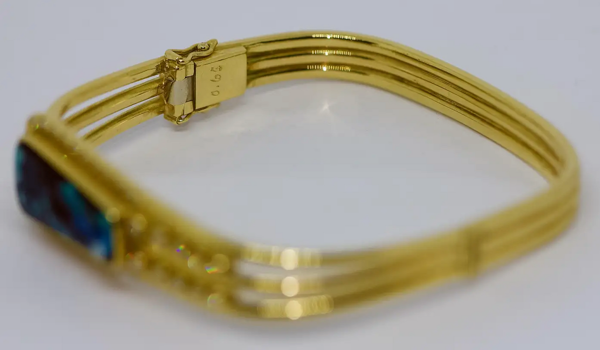 Armreif aus 18 Karat Gelbgold mit großem Boulder Opal und Diamanten