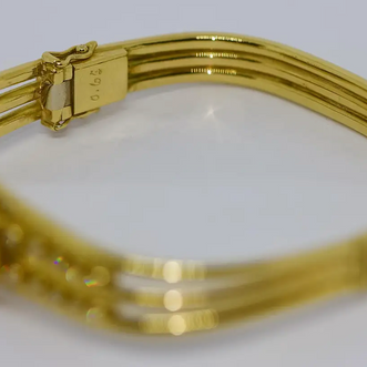 Armreif aus 18 Karat Gelbgold mit großem Boulder Opal und Diamanten