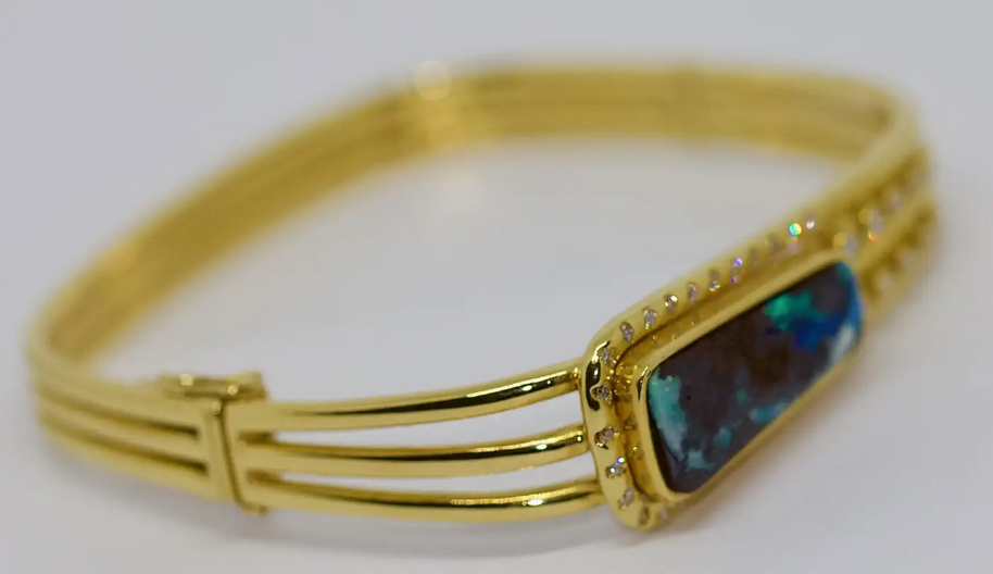 Armreif aus 18 Karat Gelbgold mit großem Boulder Opal und Diamanten