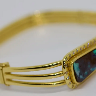Armreif aus 18 Karat Gelbgold mit großem Boulder Opal und Diamanten