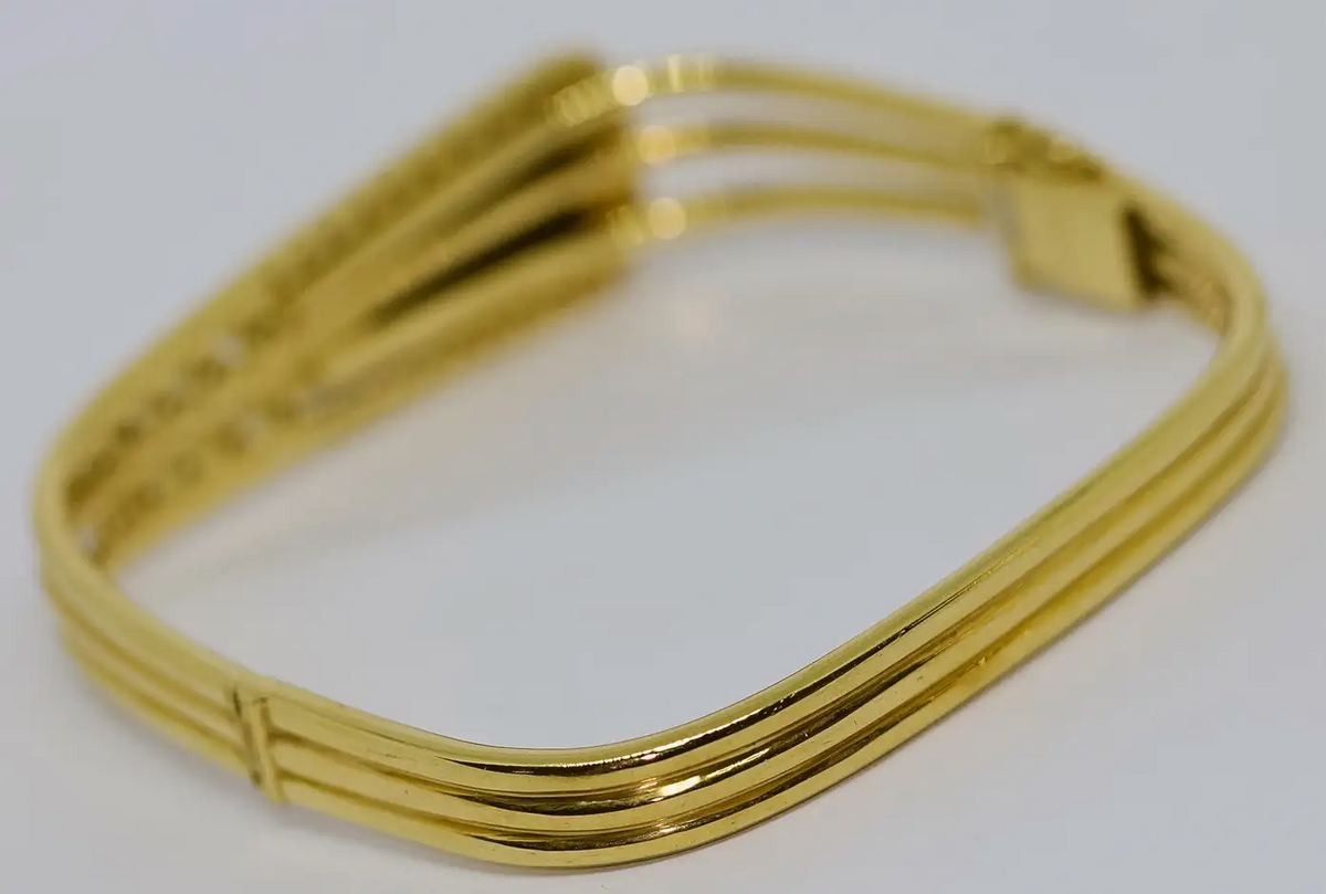 Armreif aus 18 Karat Gelbgold mit großem Boulder Opal und Diamanten