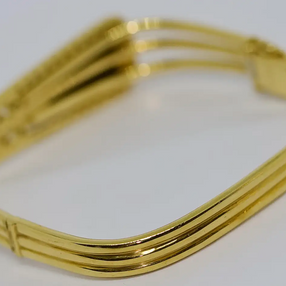 Armreif aus 18 Karat Gelbgold mit großem Boulder Opal und Diamanten