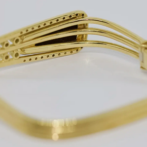 Armreif aus 18 Karat Gelbgold mit großem Boulder Opal und Diamanten