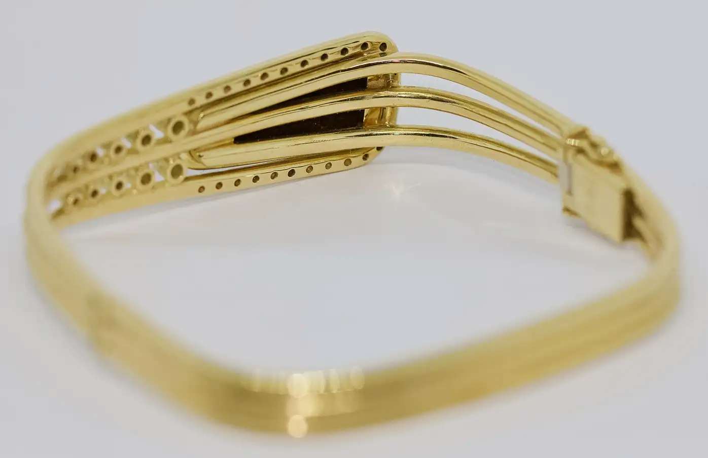 Armreif aus 18 Karat Gelbgold mit großem Boulder Opal und Diamanten