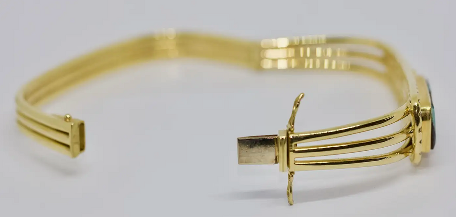 Armreif aus 18 Karat Gelbgold mit großem Boulder Opal und Diamanten