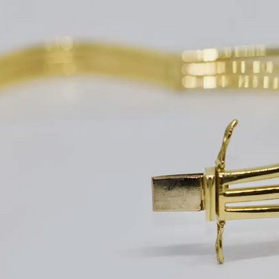 Armreif aus 18 Karat Gelbgold mit großem Boulder Opal und Diamanten