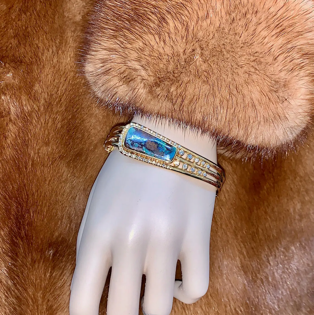 Armreif aus 18 Karat Gelbgold mit großem Boulder Opal und Diamanten