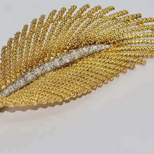 Blatt-Brosche aus 18 Karat Gelbgold mit Diamanten