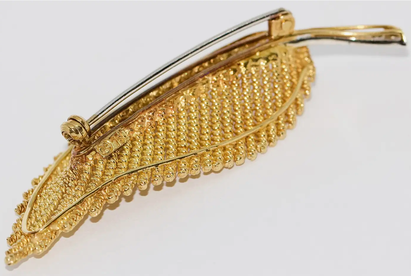 Blatt-Brosche aus 18 Karat Gelbgold mit Diamanten