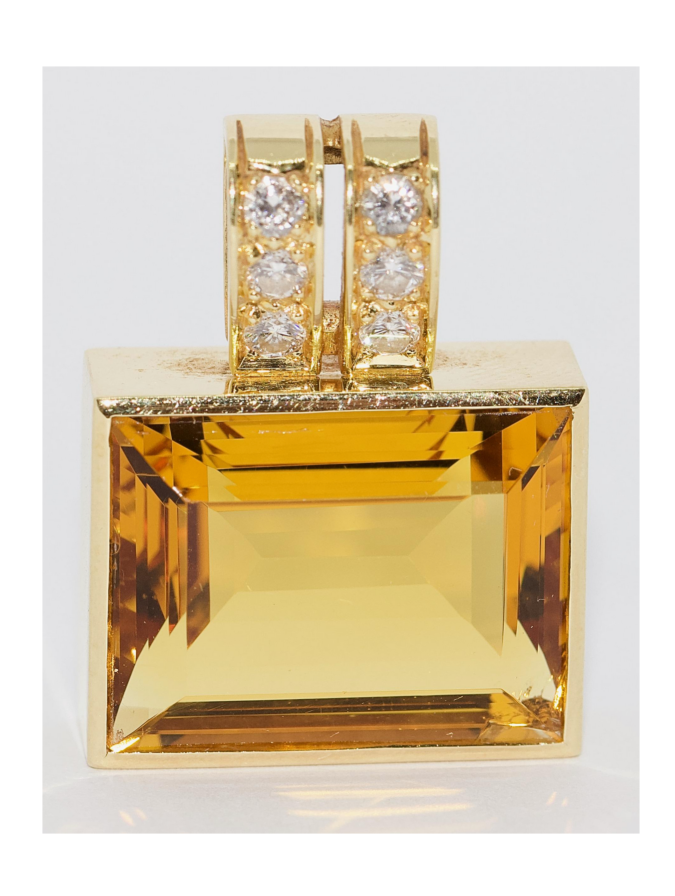 Anhänger aus 18 Karat Gelbgold mit großem Citrin im Smaragdschliff und Diamanten