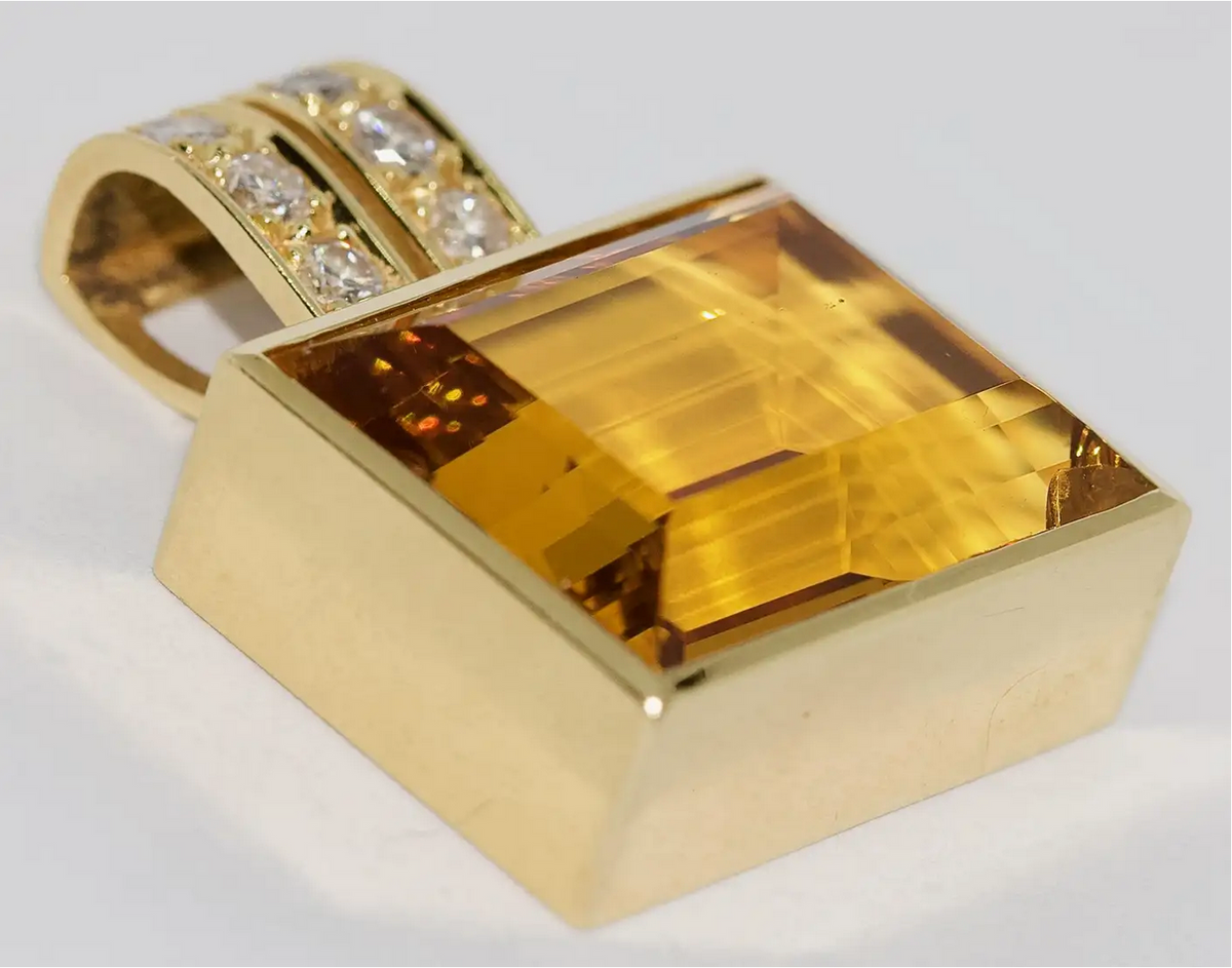 Anhänger aus 18 Karat Gelbgold mit großem Citrin im Smaragdschliff und Diamanten