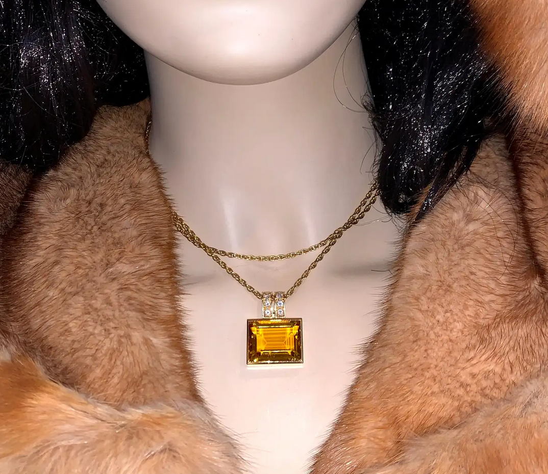 Anhänger aus 18 Karat Gelbgold mit großem Citrin im Smaragdschliff und Diamanten
