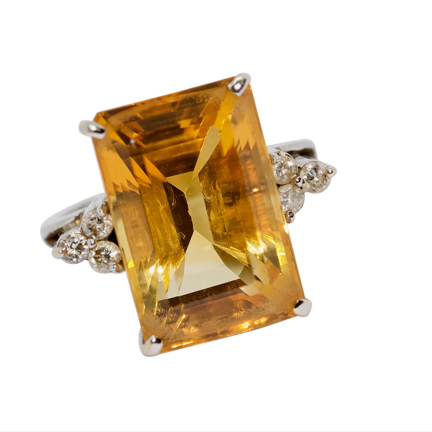 Ring aus 18 Karat Weißgold mit großem Citrin und Diamanten