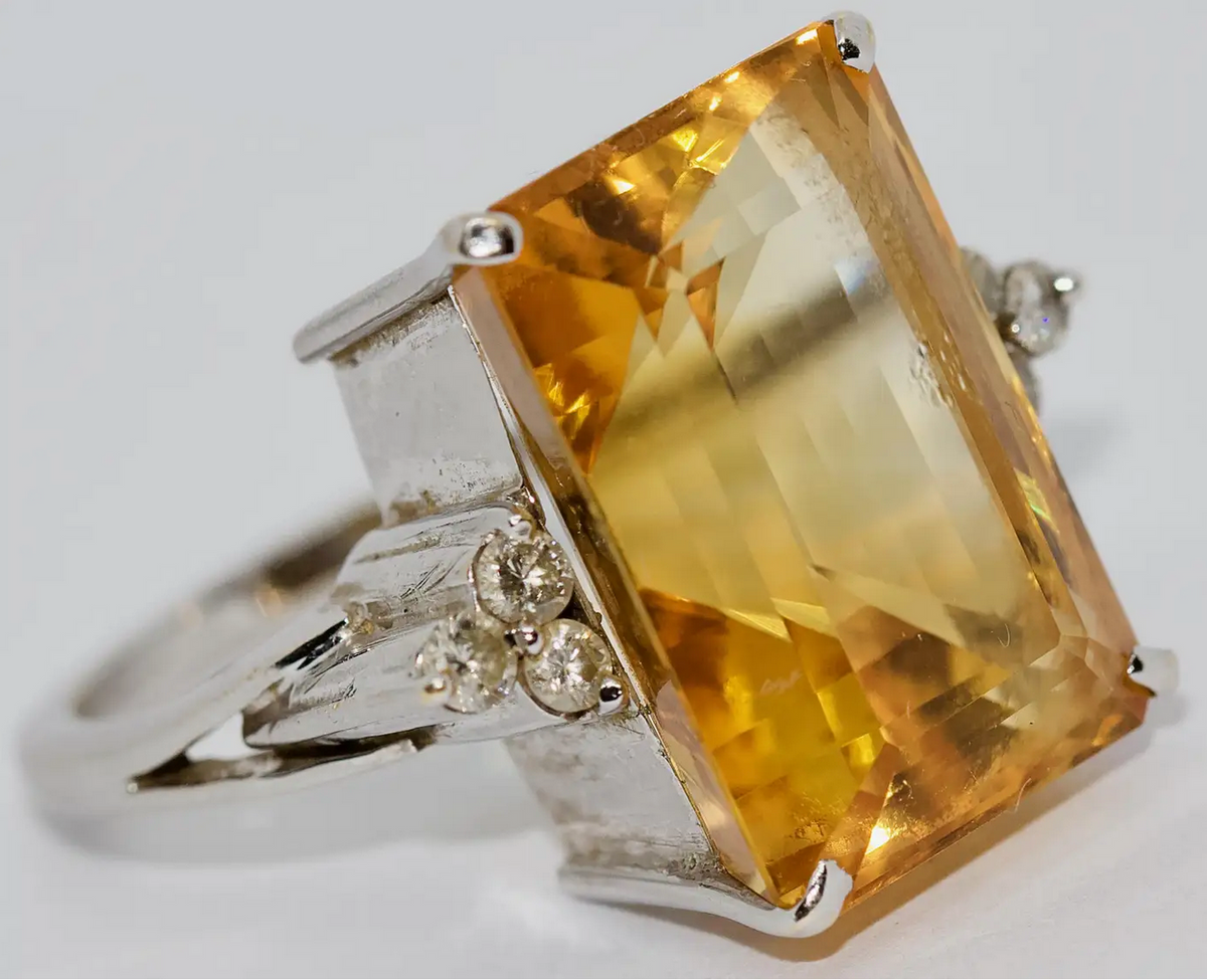 Ring aus 18 Karat Weißgold mit großem Citrin und Diamanten