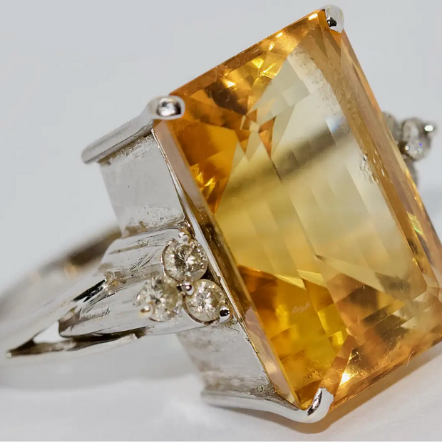 Ring aus 18 Karat Weißgold mit großem Citrin und Diamanten