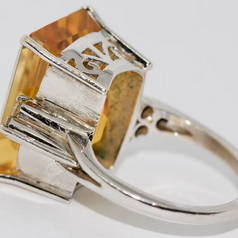 Ring aus 18 Karat Weißgold mit großem Citrin und Diamanten
