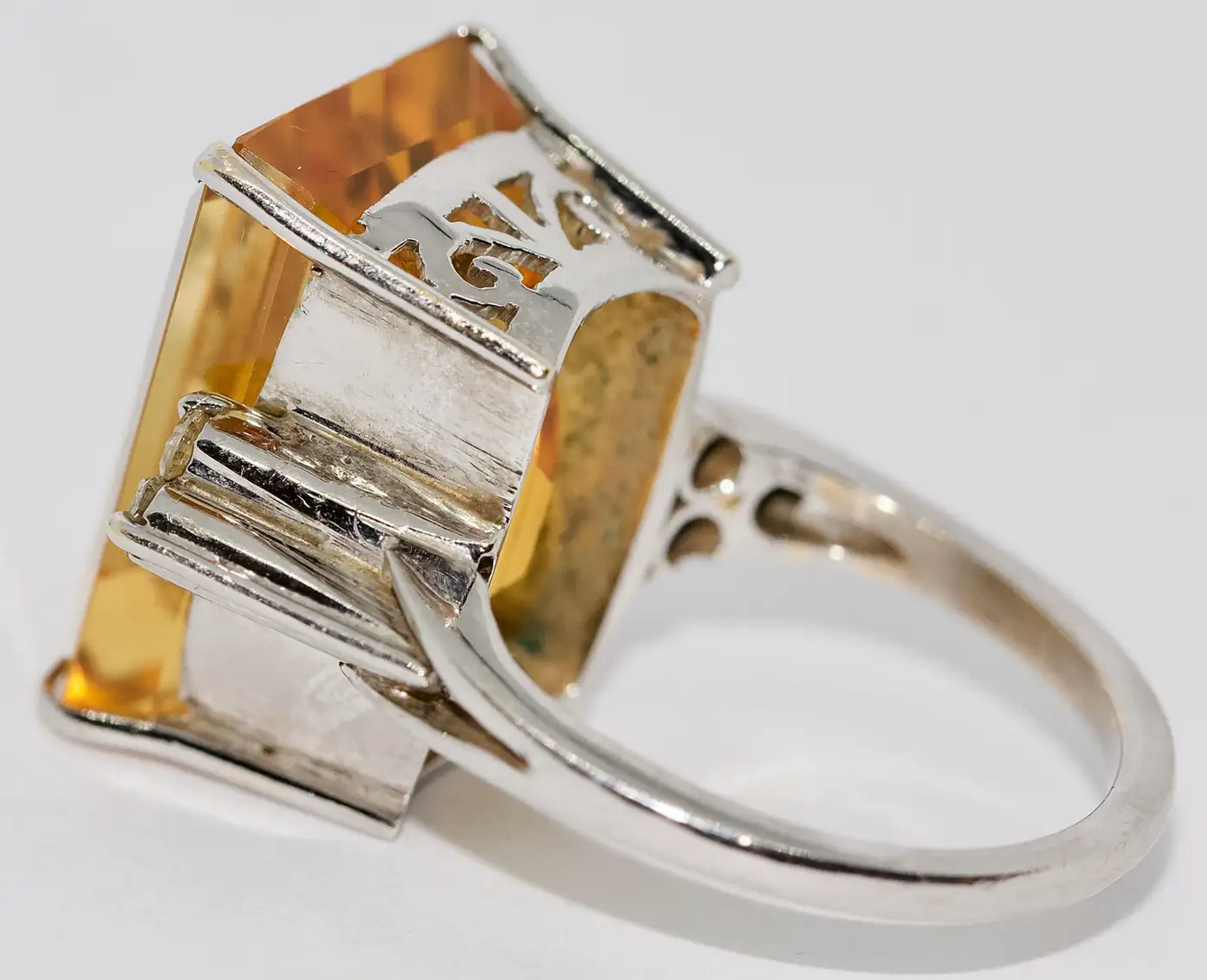 Ring aus 18 Karat Weißgold mit großem Citrin und Diamanten