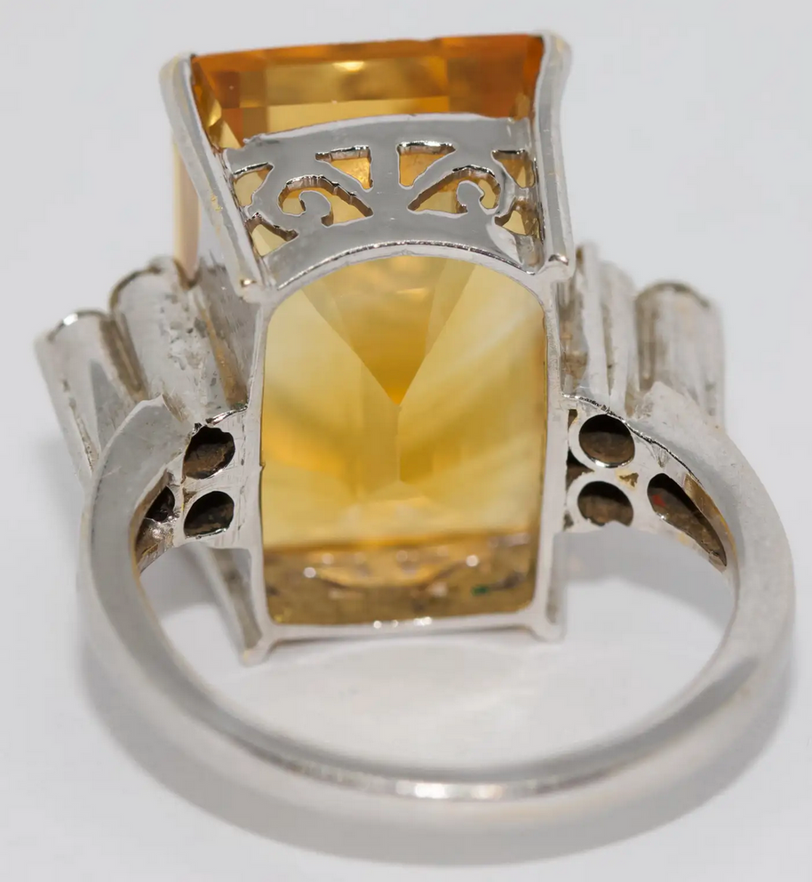 Ring aus 18 Karat Weißgold mit großem Citrin und Diamanten