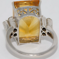 Ring aus 18 Karat Weißgold mit großem Citrin und Diamanten