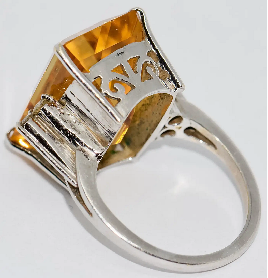 Ring aus 18 Karat Weißgold mit großem Citrin und Diamanten