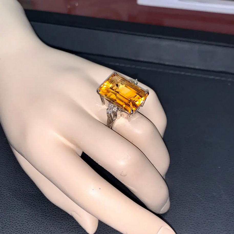 Ring aus 18 Karat Weißgold mit großem Citrin und Diamanten