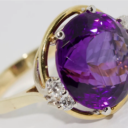 Ring Gelbgold mit großem Amethyst und Diamanten