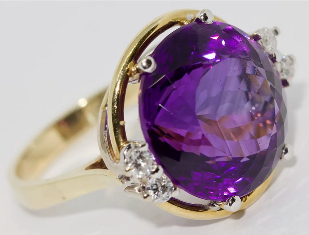 Ring Gelbgold mit großem Amethyst und Diamanten
